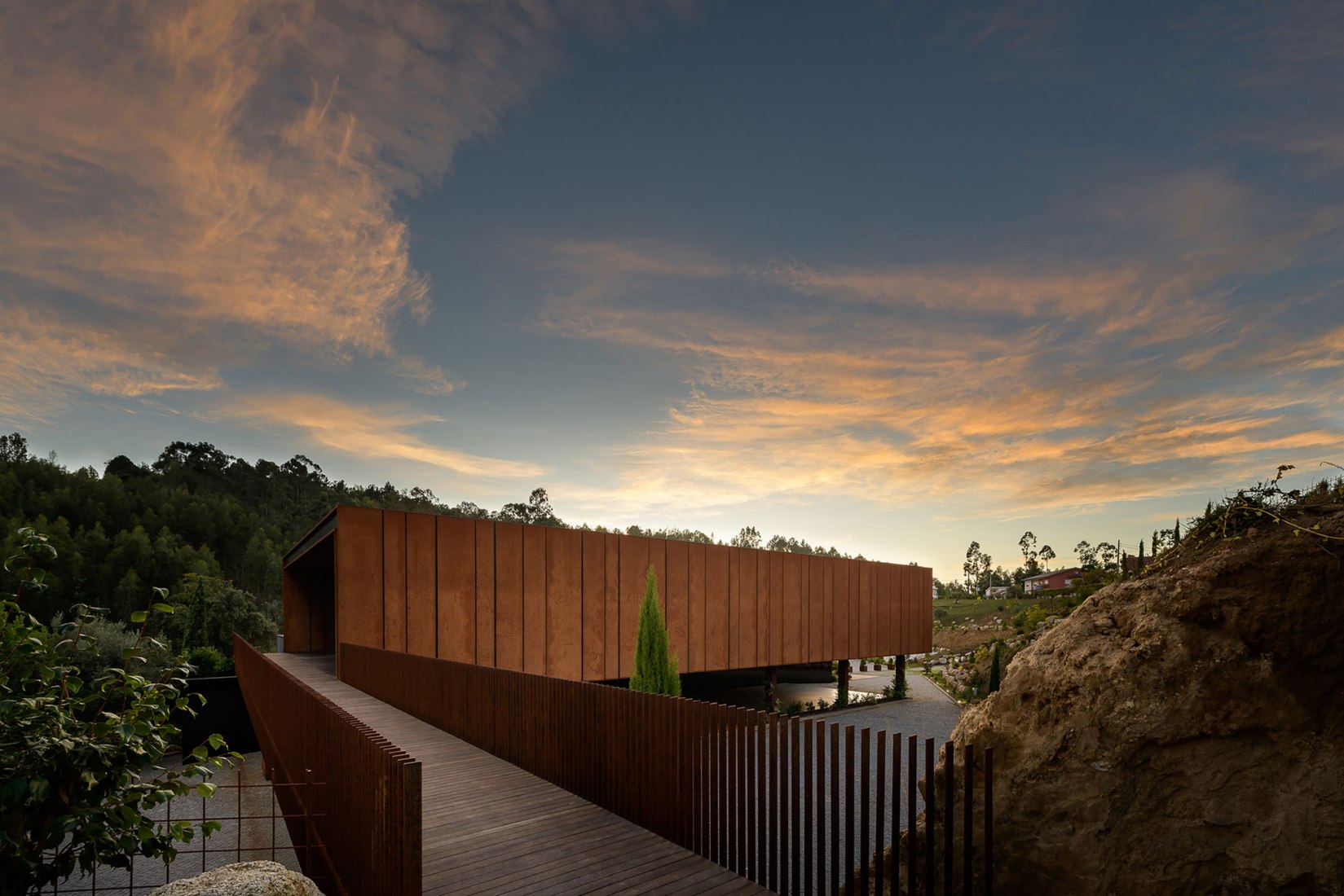 Centro Cultural Suspended Matter Box por MMV Arquitectos. Fotografía por Ricardo Oliveira Alves