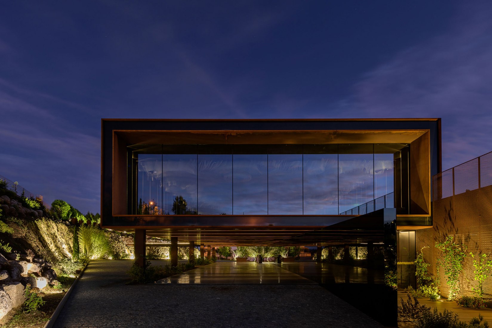 Centro Cultural Suspended Matter Box por MMV Arquitectos. Fotografía por Ricardo Oliveira Alves