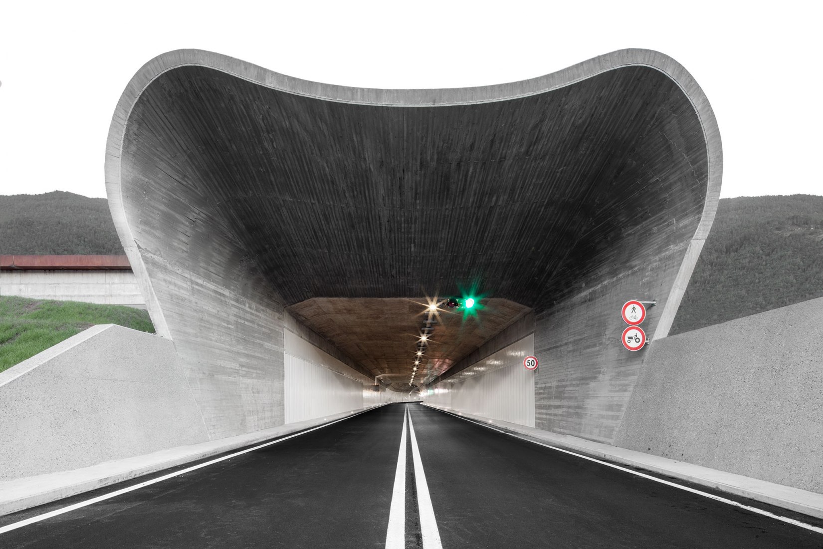 Unión central de la carretera de circunvalación Bressanone-Varna por MoDusArchitects. Fotografía por Gustav Willeit