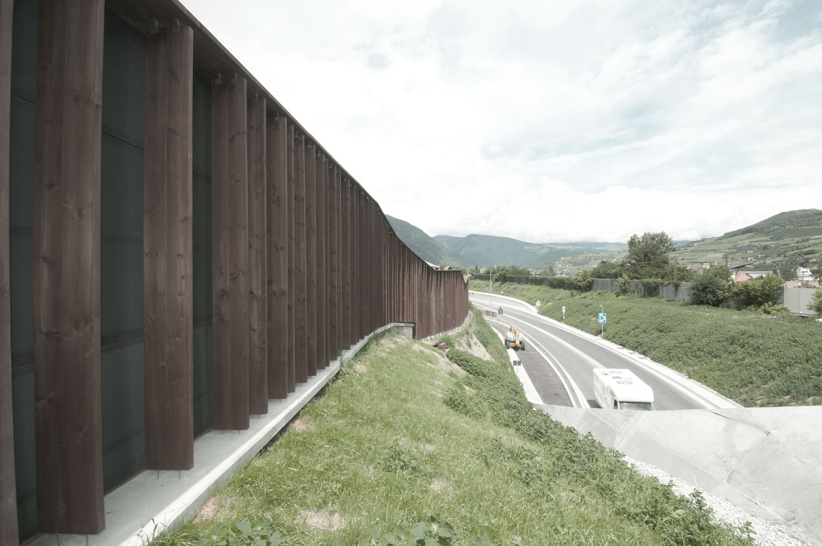 Unión central de la carretera de circunvalación Bressanone-Varna por MoDusArchitects. Fotografía por Gustav Willeit