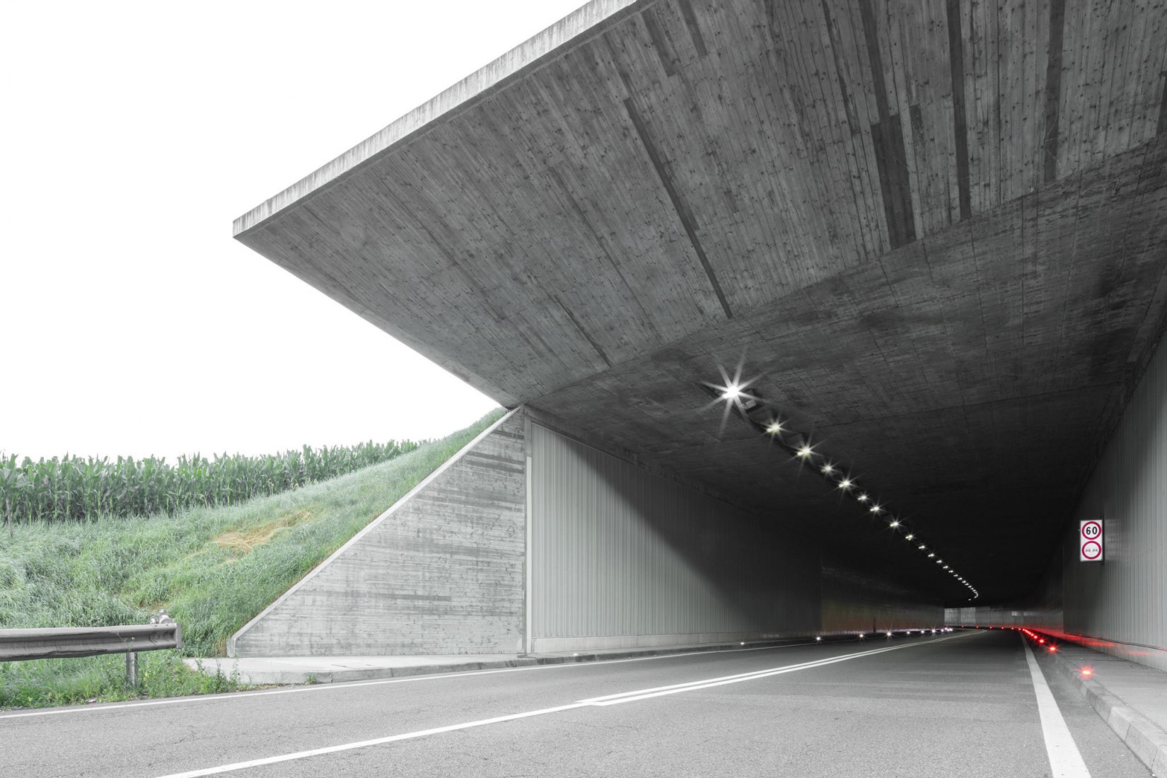 Unión central de la carretera de circunvalación Bressanone-Varna por MoDusArchitects. Fotografía por Gustav Willeit