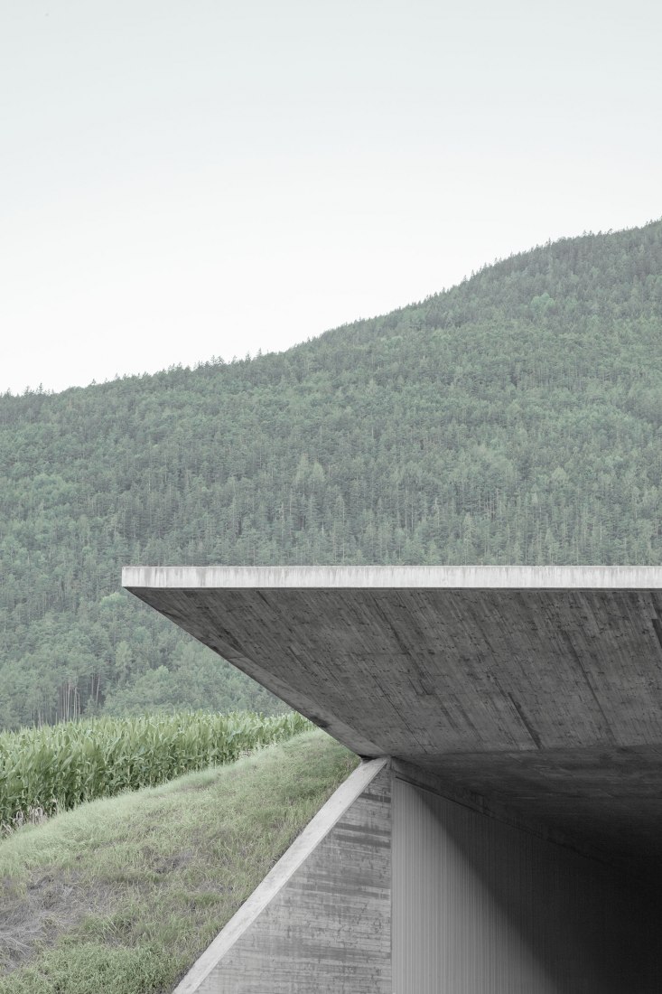 Unión central de la carretera de circunvalación Bressanone-Varna por MoDusArchitects. Fotografía por Gustav Willeit