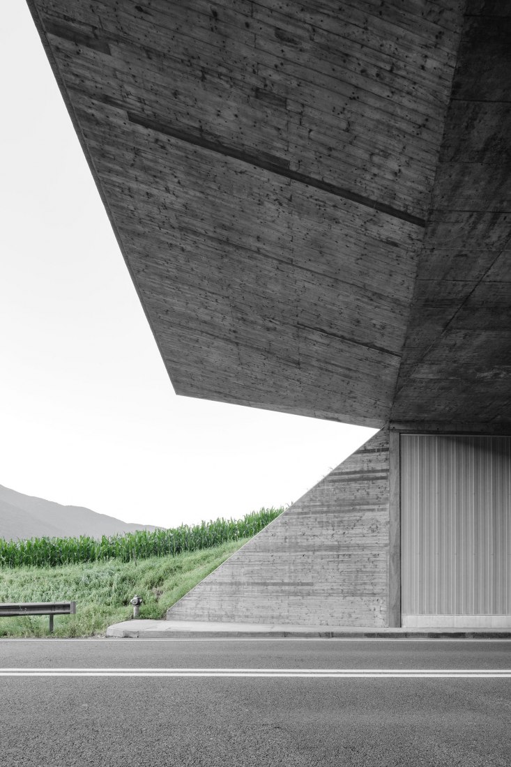 Unión central de la carretera de circunvalación Bressanone-Varna por MoDusArchitects. Fotografía por Gustav Willeit