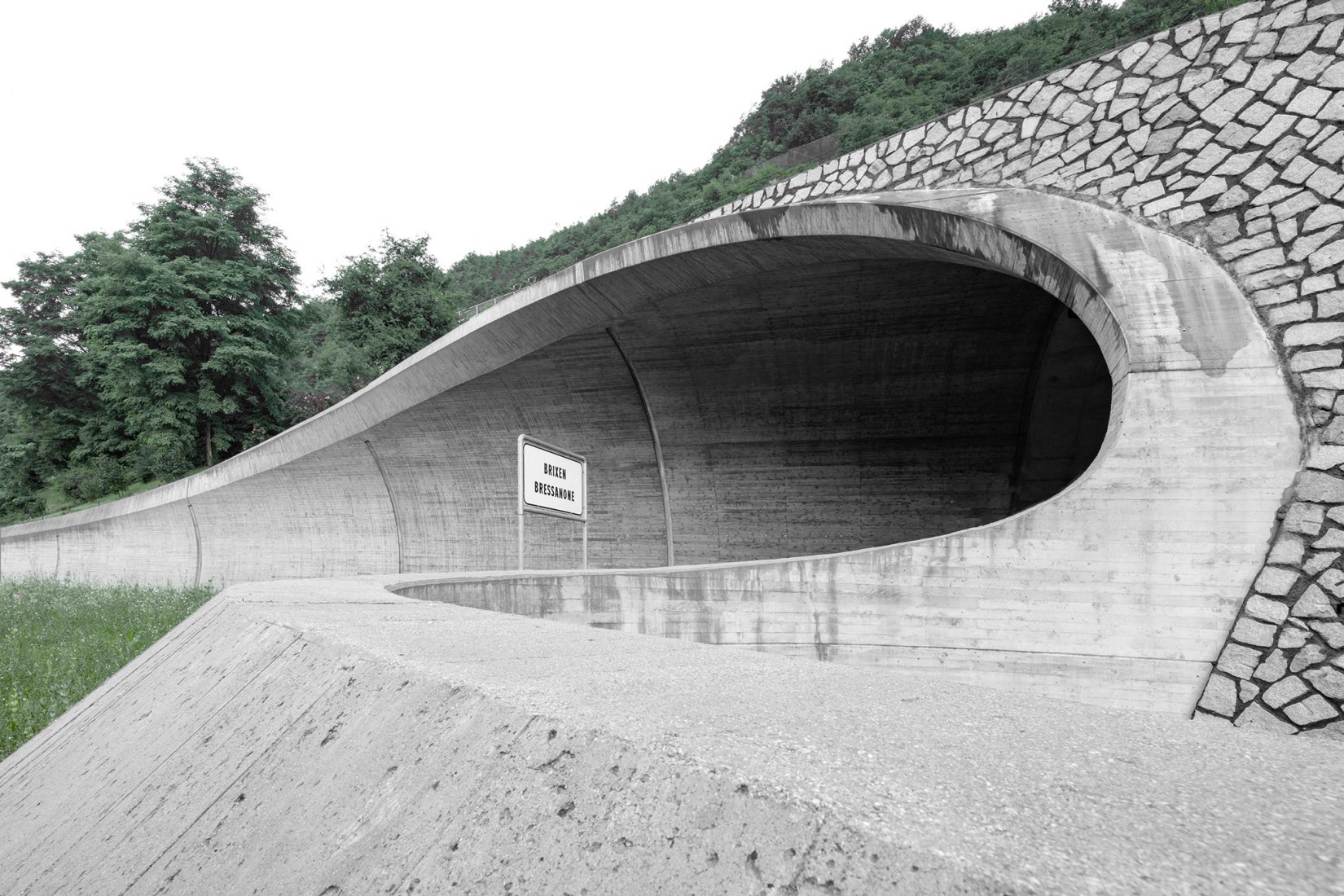 Unión central de la carretera de circunvalación Bressanone-Varna por MoDusArchitects. Fotografía por Gustav Willeit
