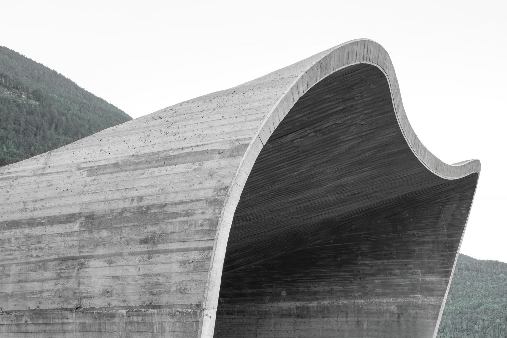 Unión central de la carretera de circunvalación Bressanone-Varna por MoDusArchitects. Fotografía por Gustav Willeit