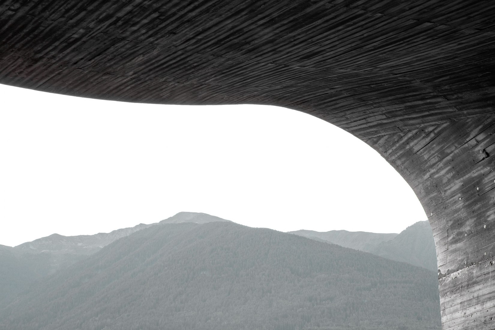 Unión central de la carretera de circunvalación Bressanone-Varna por MoDusArchitects. Fotografía por Gustav Willeit