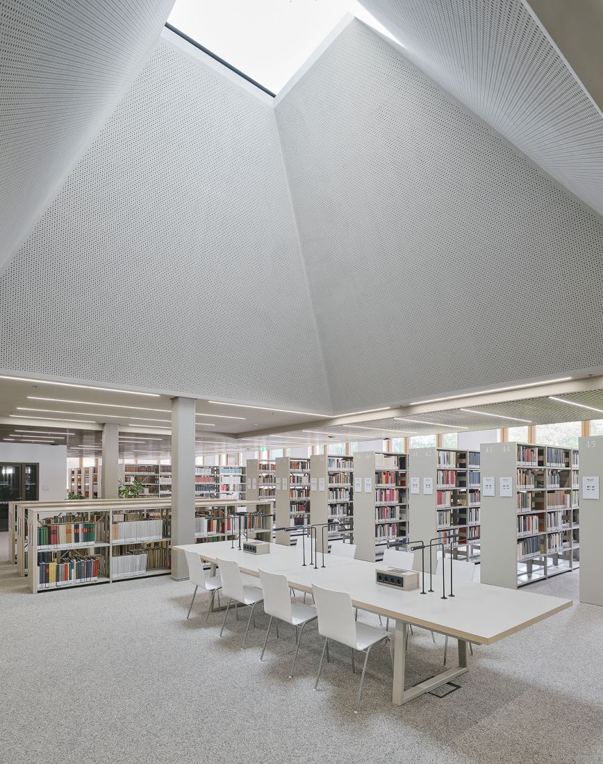 Ágnes Heller House by mohr niklas architekten. Photograph by David Schreyer.
