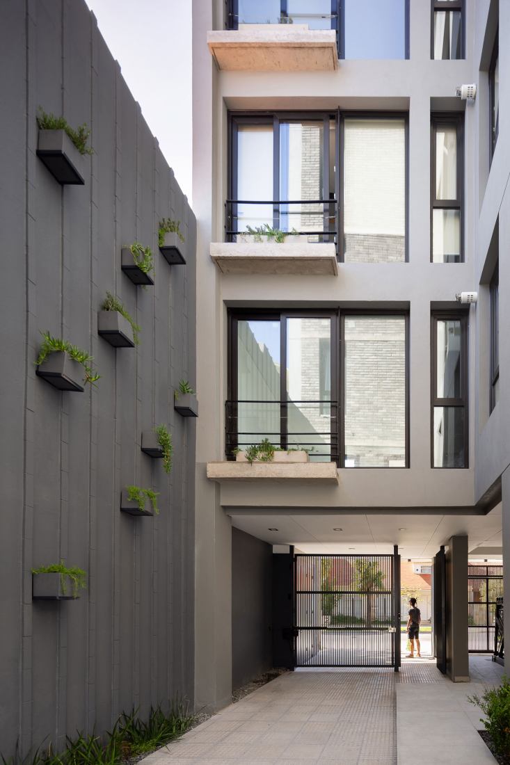 Driza Latitude Building  by Moirë Arquitectos. Photograph by Ramiro Sosa.