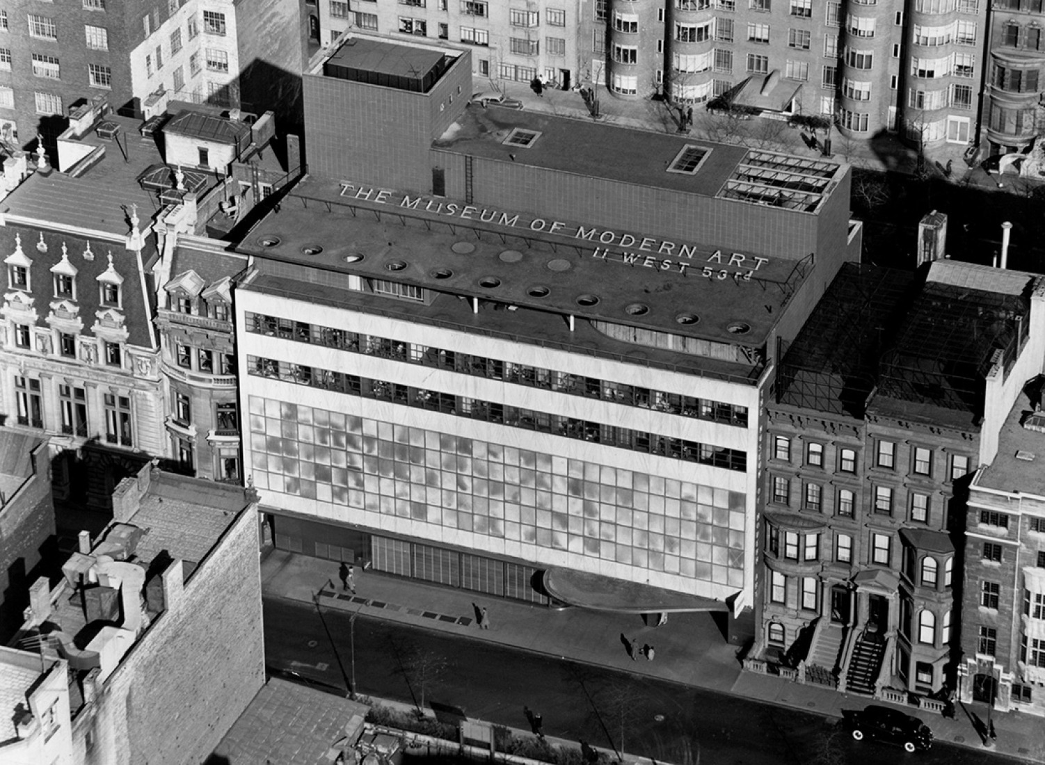Edificios alrededor del Museum of Modern Art, en 1939,  han caído para acomodar la expansión, cambiando la escala de la calle West 53rd. Andreas Feininger/Museum of Modern Art.