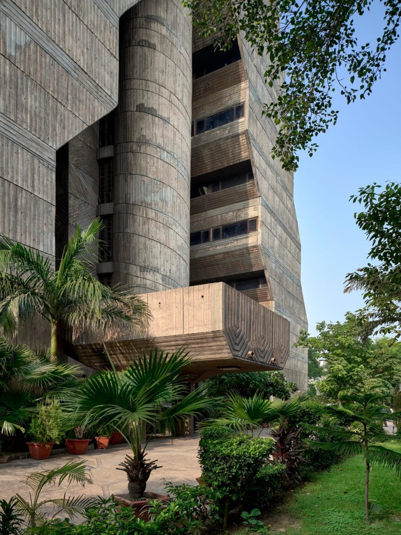 Edificio de oficinas de la Corporación Nacional de Desarrollo Cooperativo (NCDC), Nueva Delhi, India. 1978–80. Arquitecto: Kuldip Singh (1934-2020). Ingeniero: Mahendra Raj (n. 1924). Vista exterior. Fotografía por Randhir Singh 