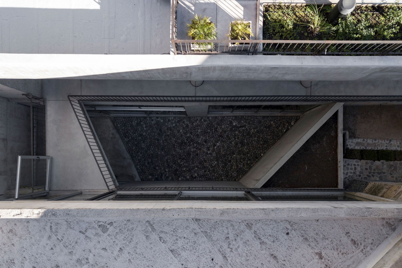 New College of Architects of Córdoba headquarters by Adolfo Mondejar, Pablo Mondejar, Dolores Gómez Macedo Arquitectos. Photograph by Federico Cairoli