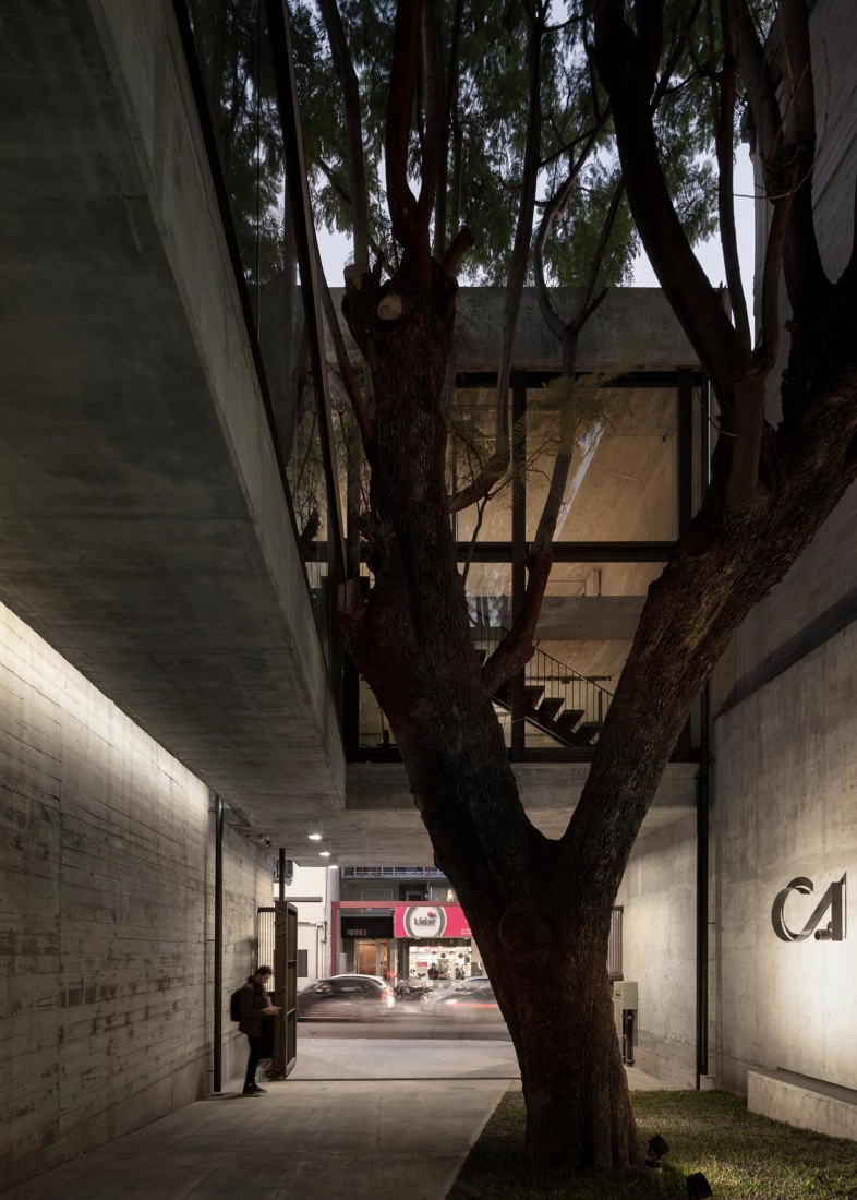 New College of Architects of Córdoba headquarters by Adolfo Mondejar, Pablo Mondejar, Dolores Gómez Macedo Arquitectos. Photograph by Federico Cairoli
