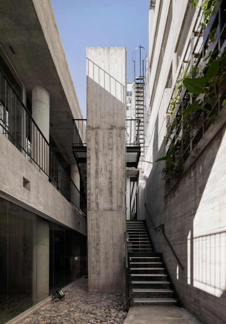 New College of Architects of Córdoba headquarters by Adolfo Mondejar, Pablo Mondejar, Dolores Gómez Macedo Arquitectos. Photograph by Federico Cairoli
