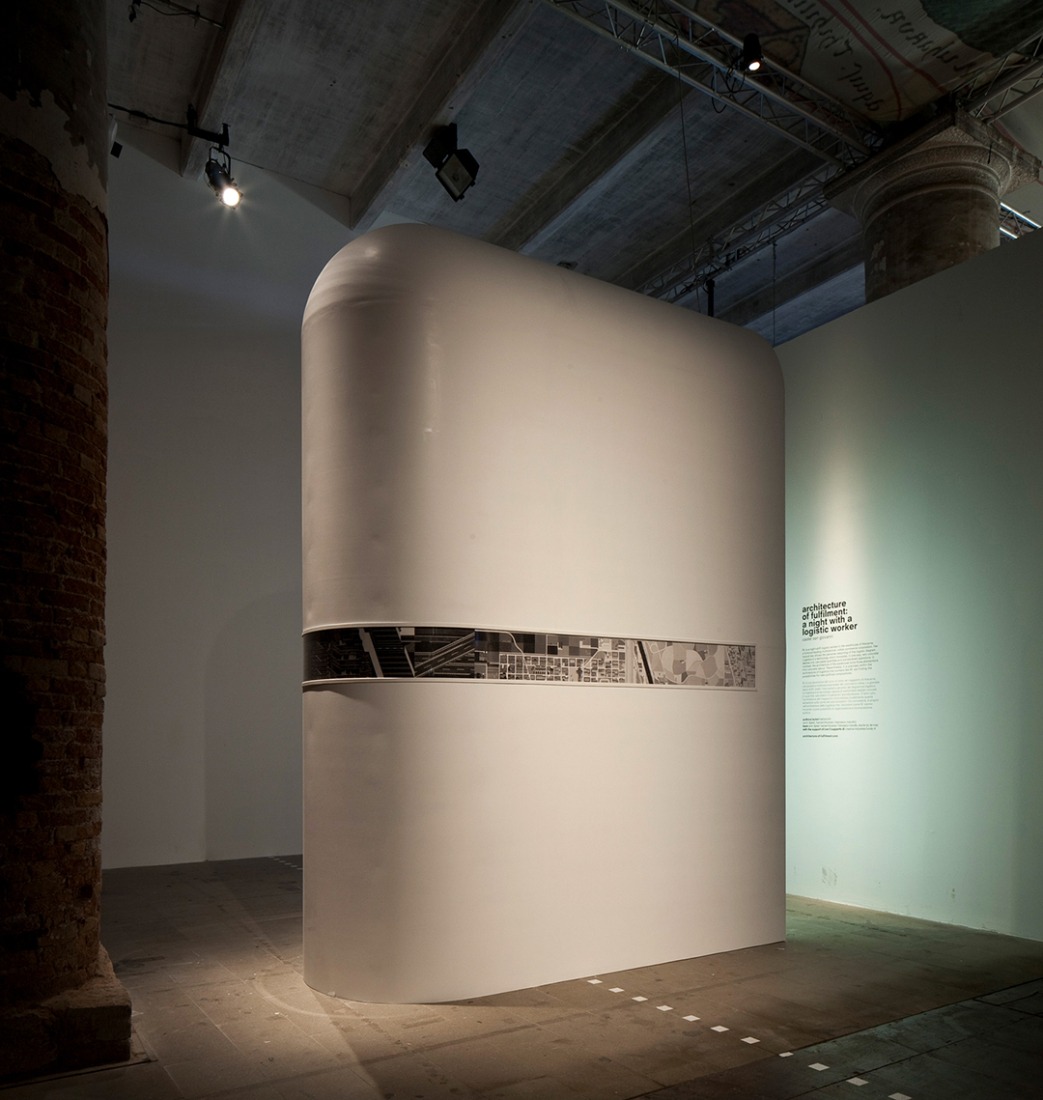 Behemoth. Architecture of Fulfilment: a Night with a Logistic Worker. 14.Mostra Internazionale di Architettura, Fundamentals, la Biennale di Venezia. Foto © Francesco Galli. Cortesía de la Biennale di Venezia.