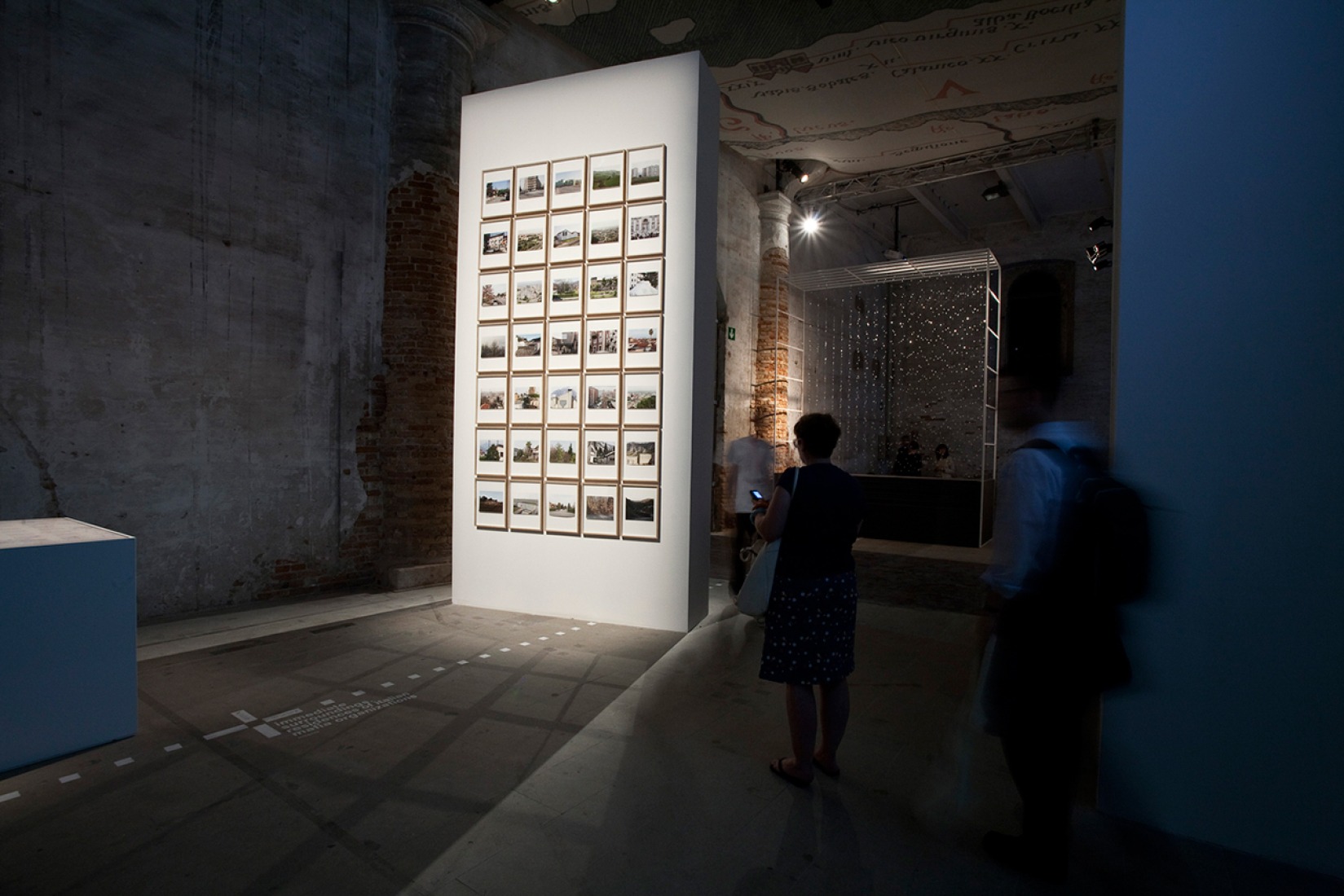 Tommaso Bonaventura, Alessandro Imbriaco, Fabio Severo. Immediate Surroundings. Residences of Italian Mafia Organizations. 14.Mostra Internazionale di Architettura, Fundamentals, la Biennale di Venezia. Foto © Francesco Galli. Cortesía de la Biennale di Venezia.