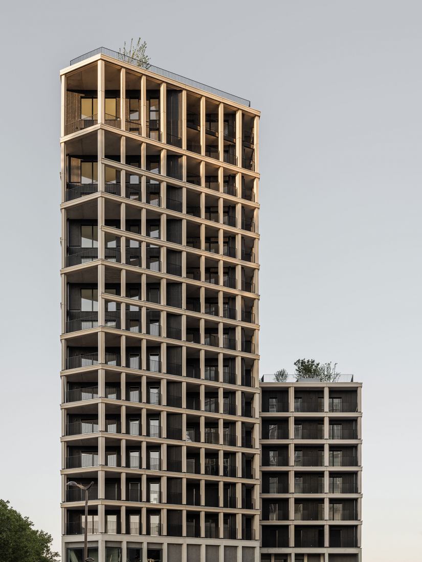 Torre residencial de madera de Moreau Kusunoki Architectes. Fotografía por Maris Mezulis.