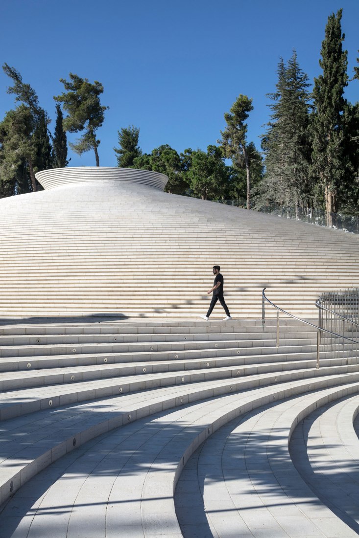 Exterior view. The Mount Herzl Memorial Hall by Kimmel Eshkolot Architects. Photograph © Amit Geron