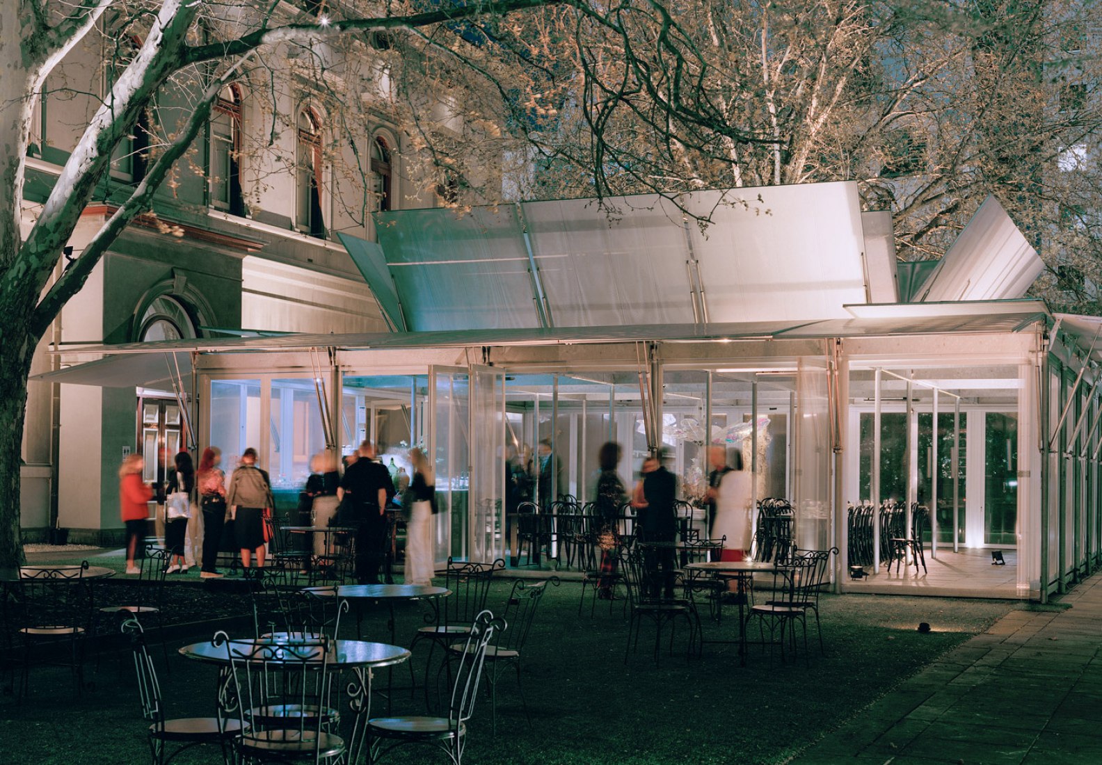 "MPavilion 2014" en Melbourne por Sean Godsell. Modificado en el Museo Helénico. Fotografía por Simon Terrill