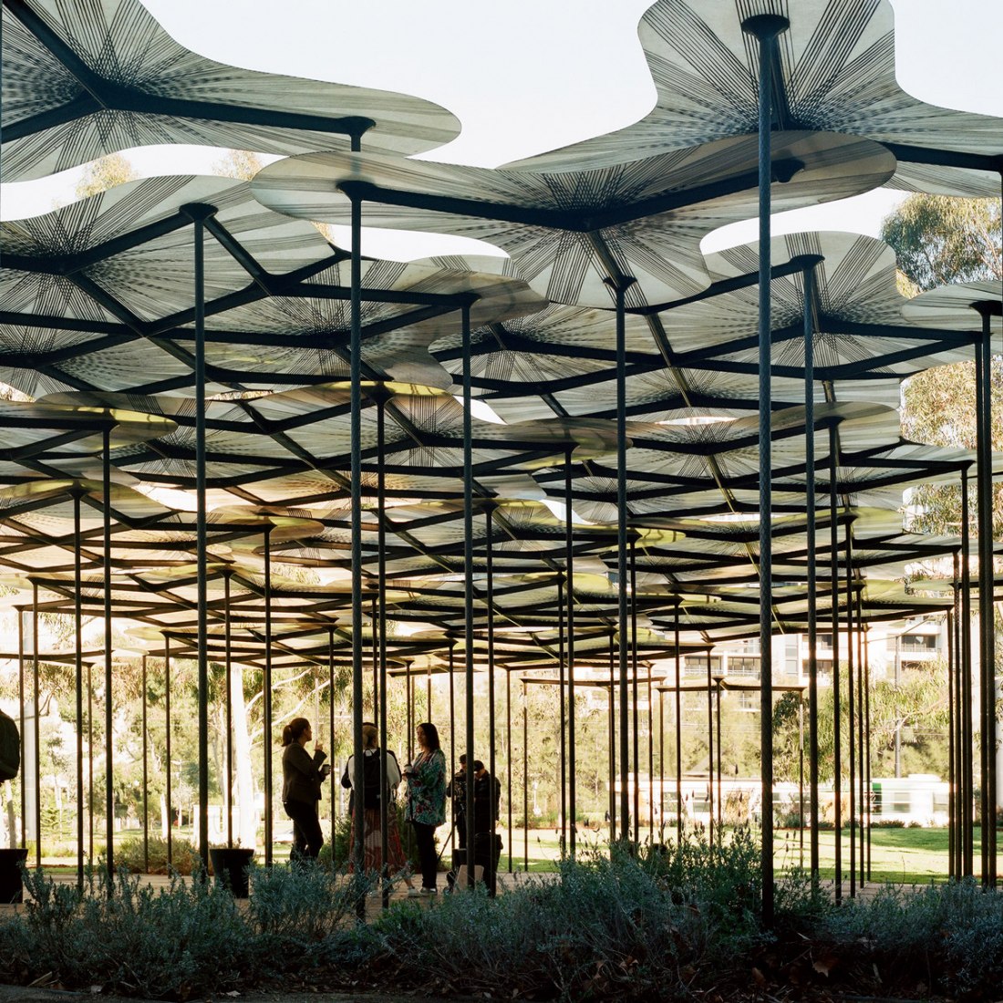 "MPavilion 2015" en Melbourne por Amanda Levete. Docklands. Fotografía por Simon Terrill
