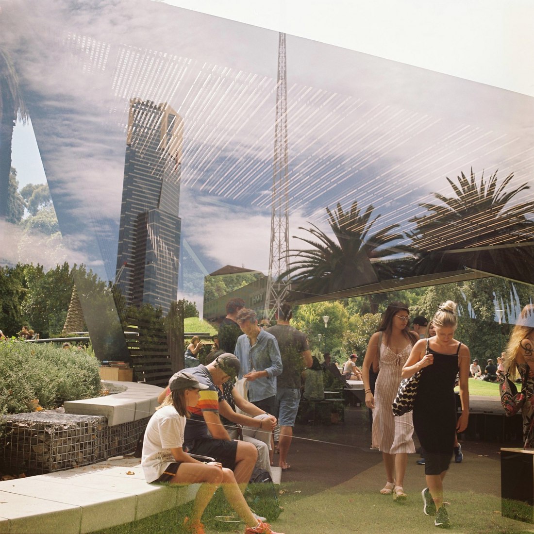 "MPavilion 2018" en Melbourne por Carme Pinos. Jardines Queen Victoria. Fotografía por Simon Terrill