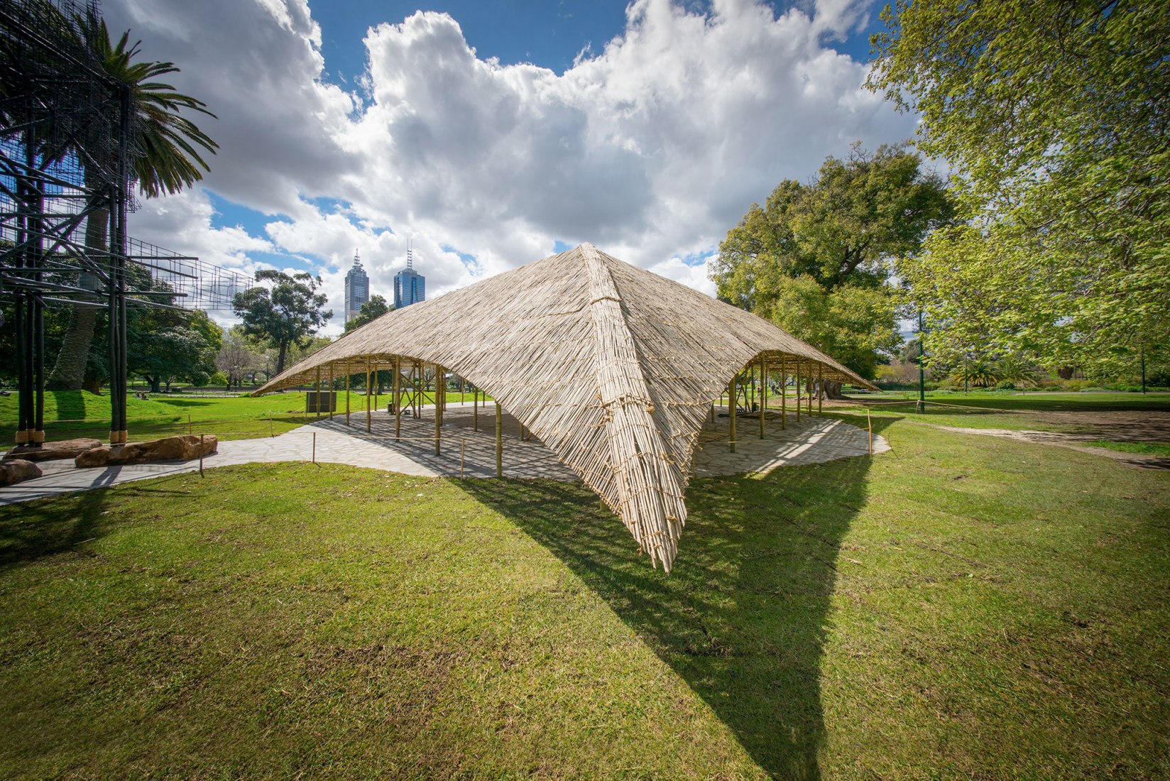 "MPavilion 2014" en Melbourne por Bijoy Jain de Studio Mumbai. Fotografía por John Gollings