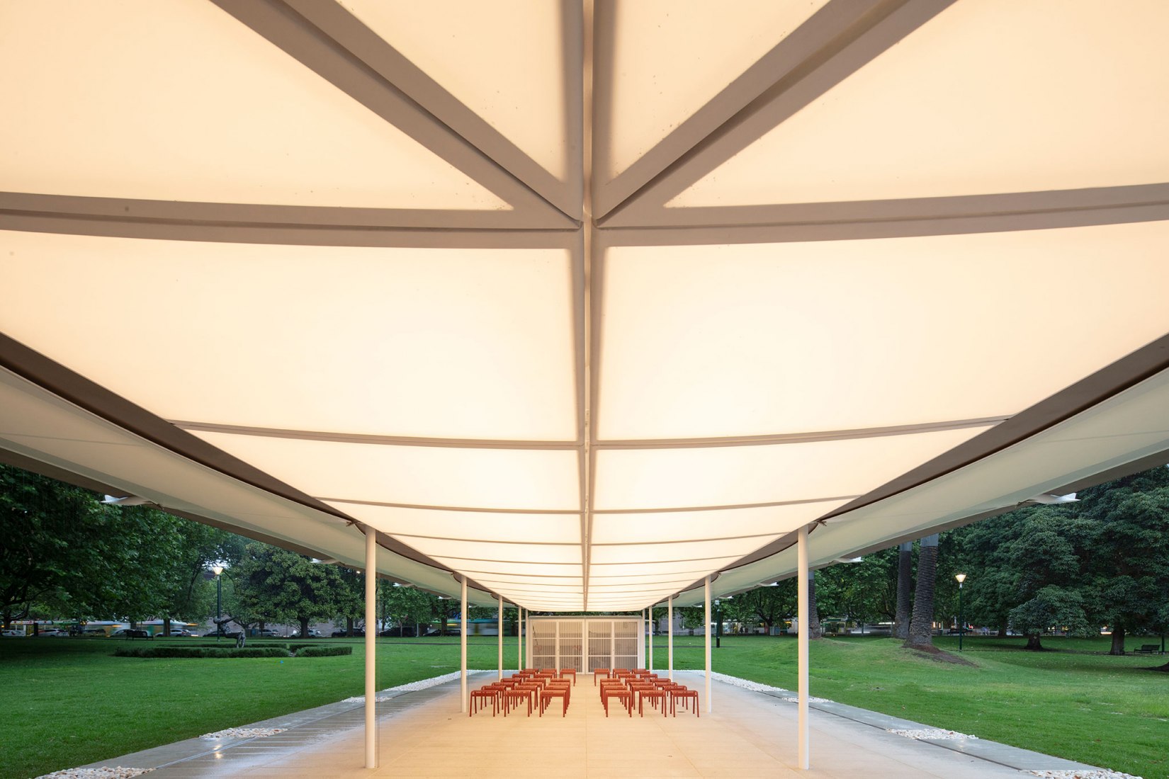 MPavilion 2019 en Melbourne por Glenn Murcutt. Fotografía por John Gollings