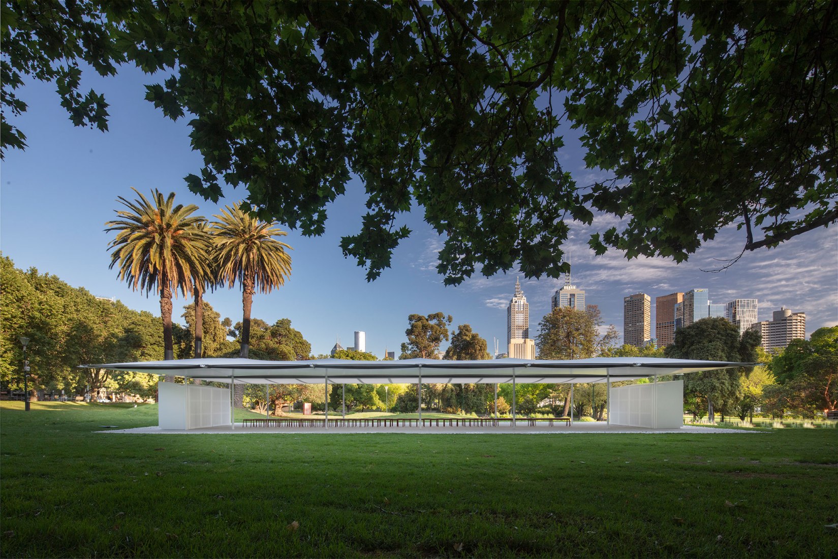 MPavilion 2019 en Melbourne por Glenn Murcutt. Fotografía por John Gollings
