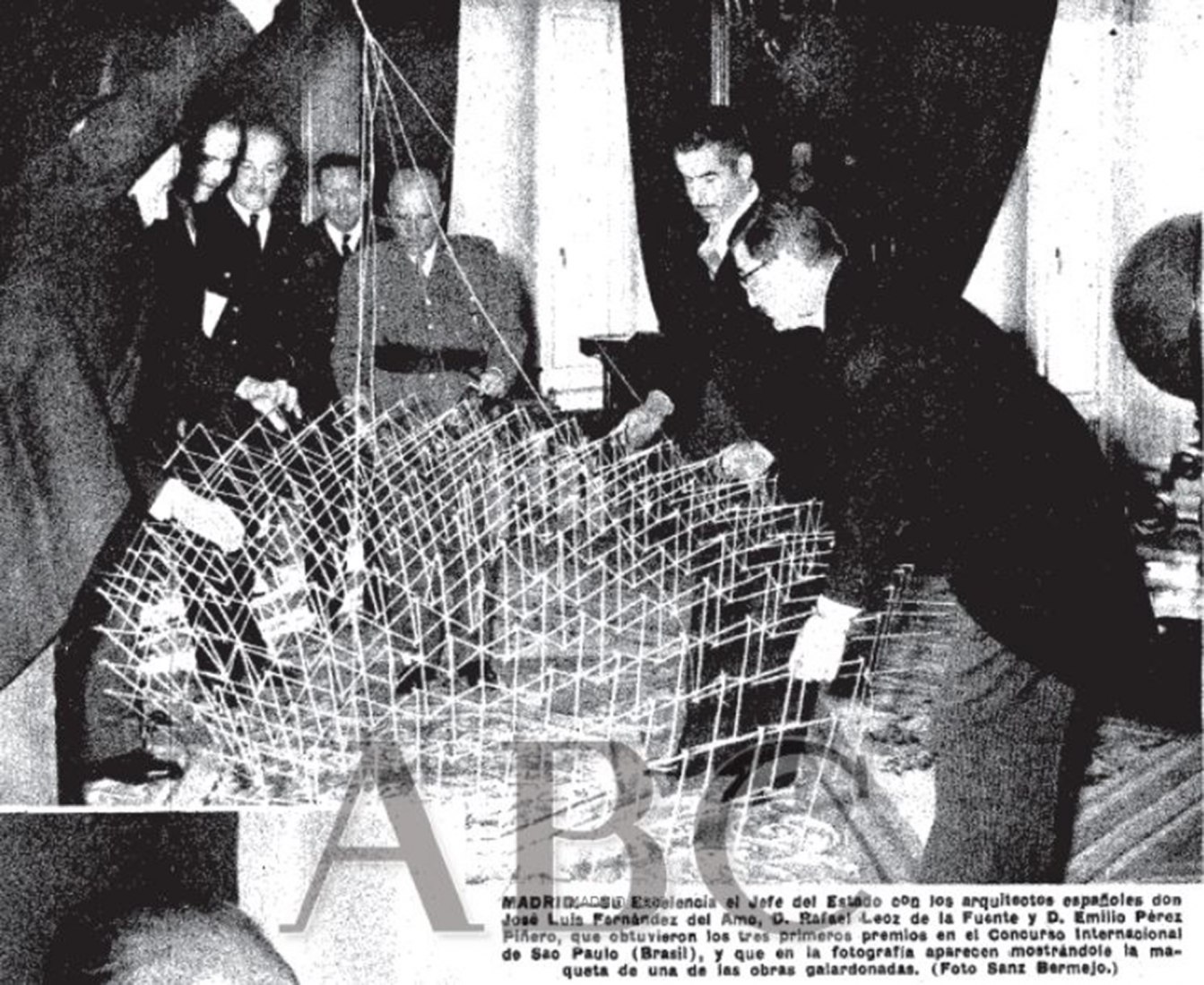 Arquitectos Fernandez del Amo, Leoz de la Fuente y Perez Pinero muestran maqueta colapsable a Francisco Franco, Madrid 1965. Deploy 2.0 por MP+R Arquitectos. Fotografía cortesía de MP+R Arquitectos.