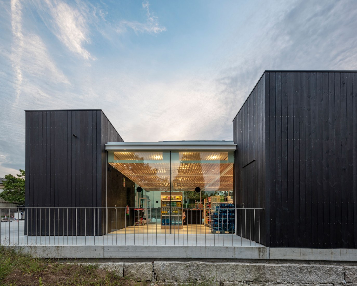 "A Ramallosa" Service Center by MRM arquitectos + AVG. Photograph by Héctor Santos-Díez.