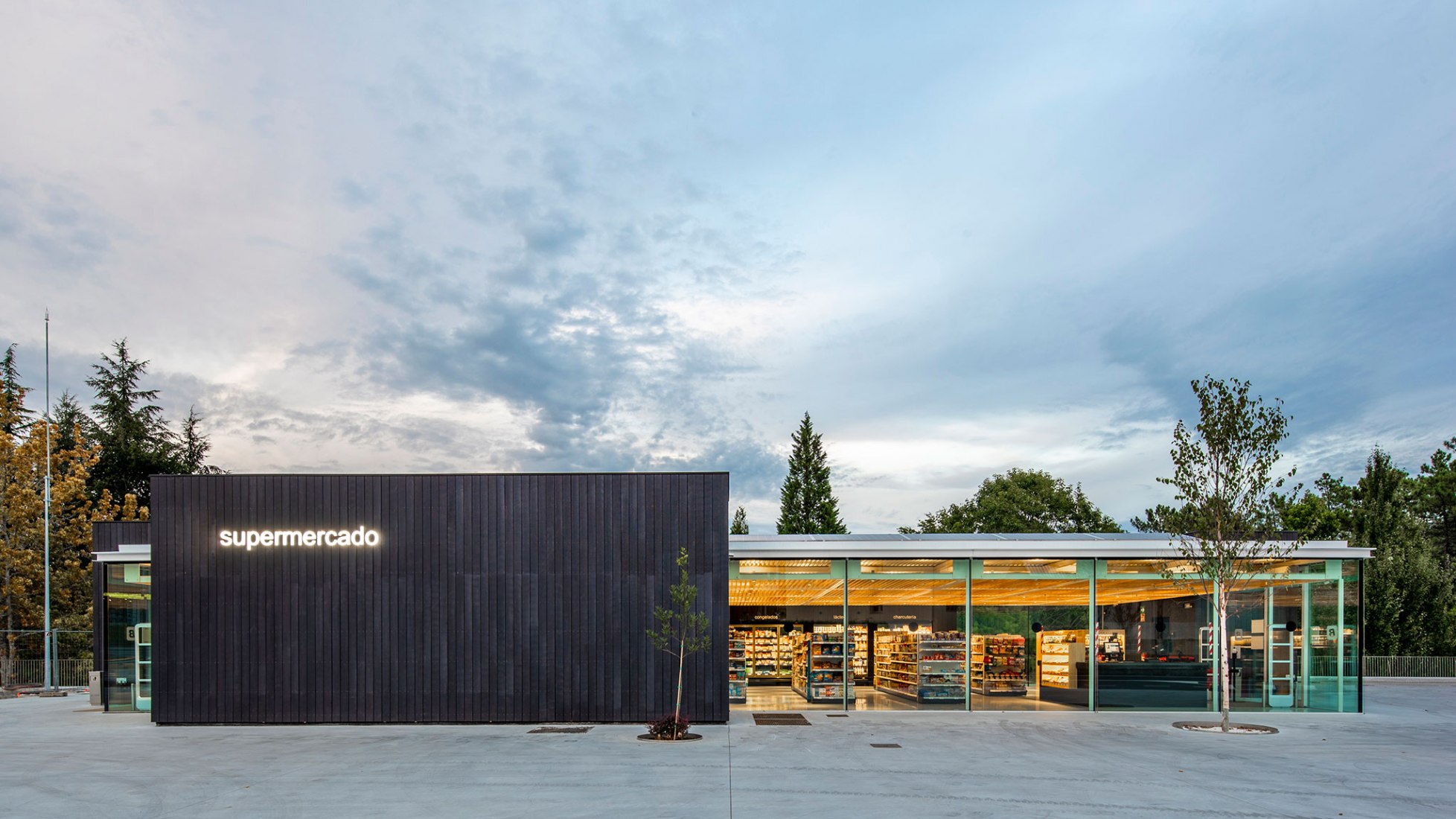 "A Ramallosa" Service Center by MRM arquitectos + AVG. Photograph by Héctor Santos-Díez.