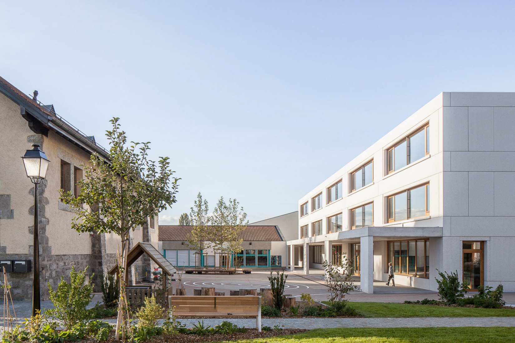 Nueva escuela Meinier por Mue Atelier d'Architecture. Fotografía por Arnaud Schelstraete.