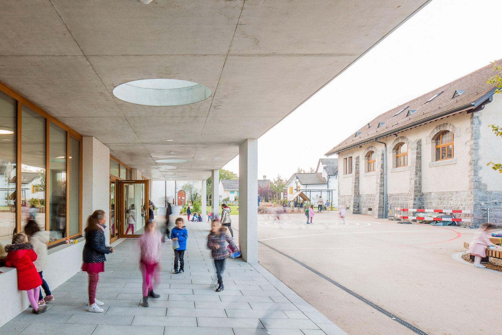 Nueva escuela Meinier por Mue Atelier d'Architecture. Fotografía por Arnaud Schelstraete.