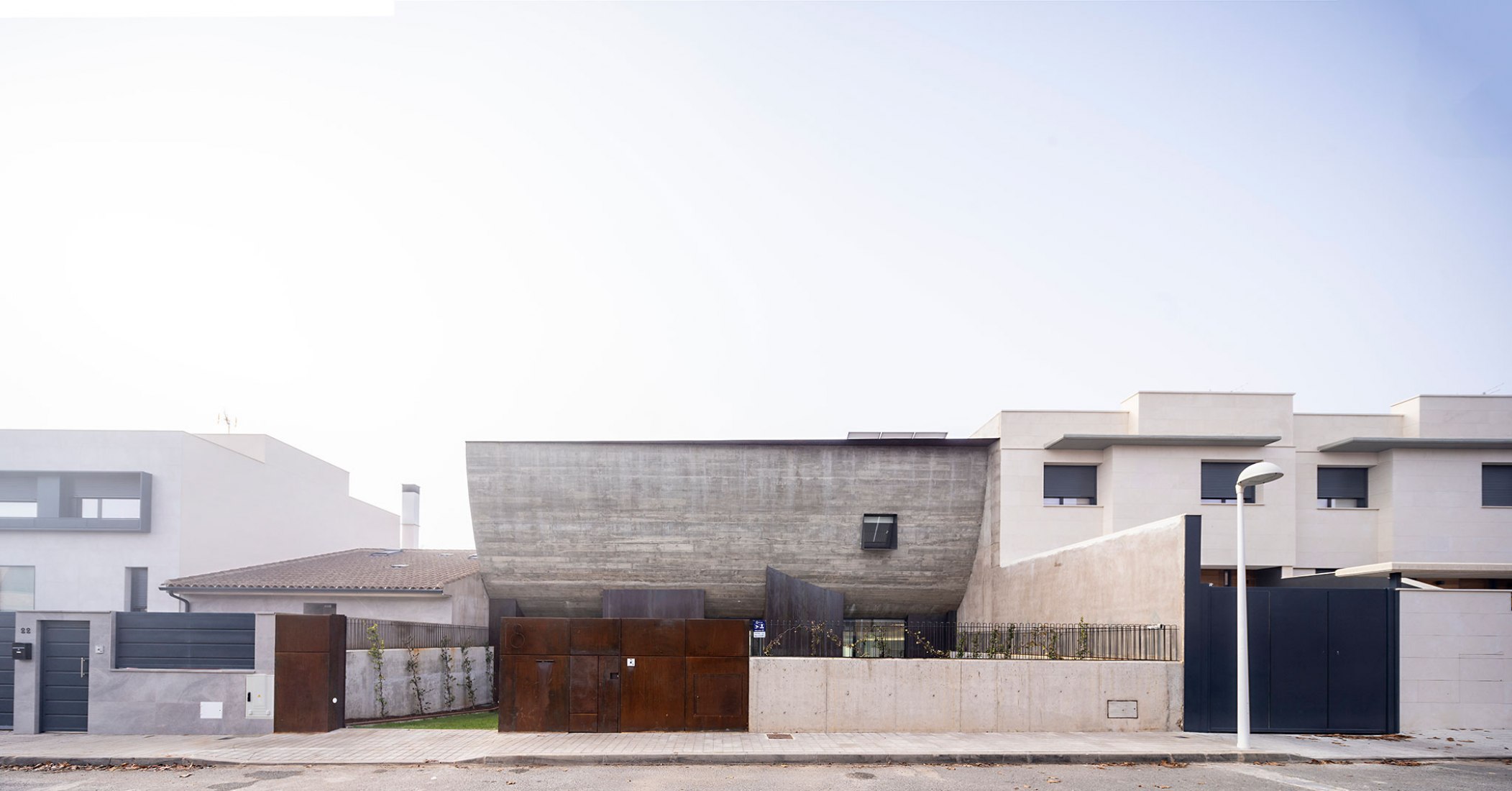 Renovación del concepto «casas adosadas». Casa NAU por MUKA arquitectura. Fotografía por Javier Callejas.