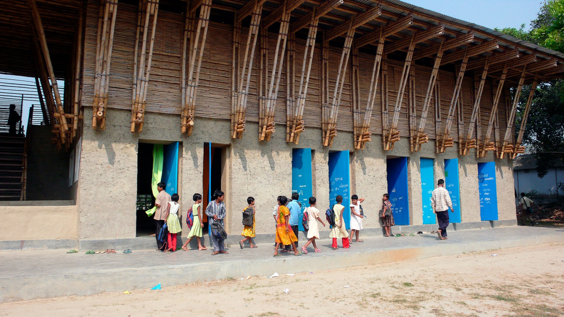 Escuela METI, Rudrapur (Bangladesh), 2006. El Museo ICO presenta «Anna Heringer. La belleza esencial». Fotografía por B.K.S. Inan.