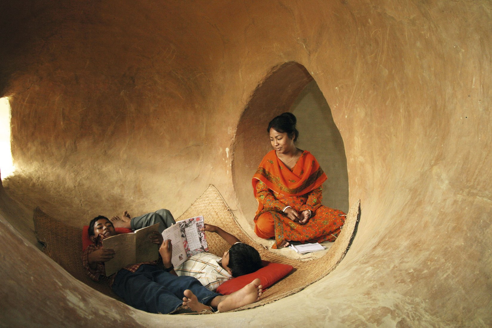 Escuela METI, Rudrapur (Bangladesh), 2006. El Museo ICO presenta «Anna Heringer. La belleza esencial». Fotografía por Peter Bauerdick.