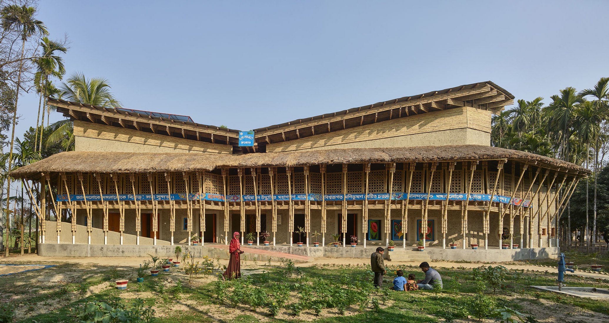 Edificio Anandaloy, Rudrapur (Bangladesh), 2018-2020. El Museo ICO presenta «Anna Heringer. La belleza esencial». Fotografía por Kurt Hörbst.
