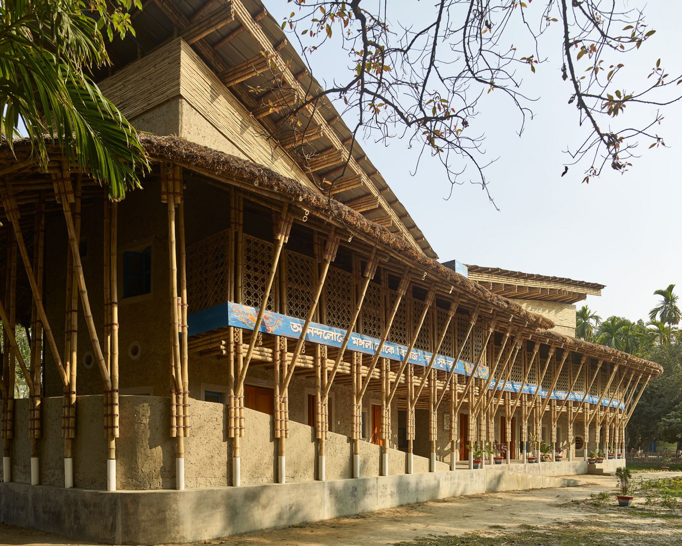 Edificio Anandaloy, Rudrapur (Bangladesh), 2018-2020. El Museo ICO presenta «Anna Heringer. La belleza esencial». Fotografía por Kurt Hörbst.