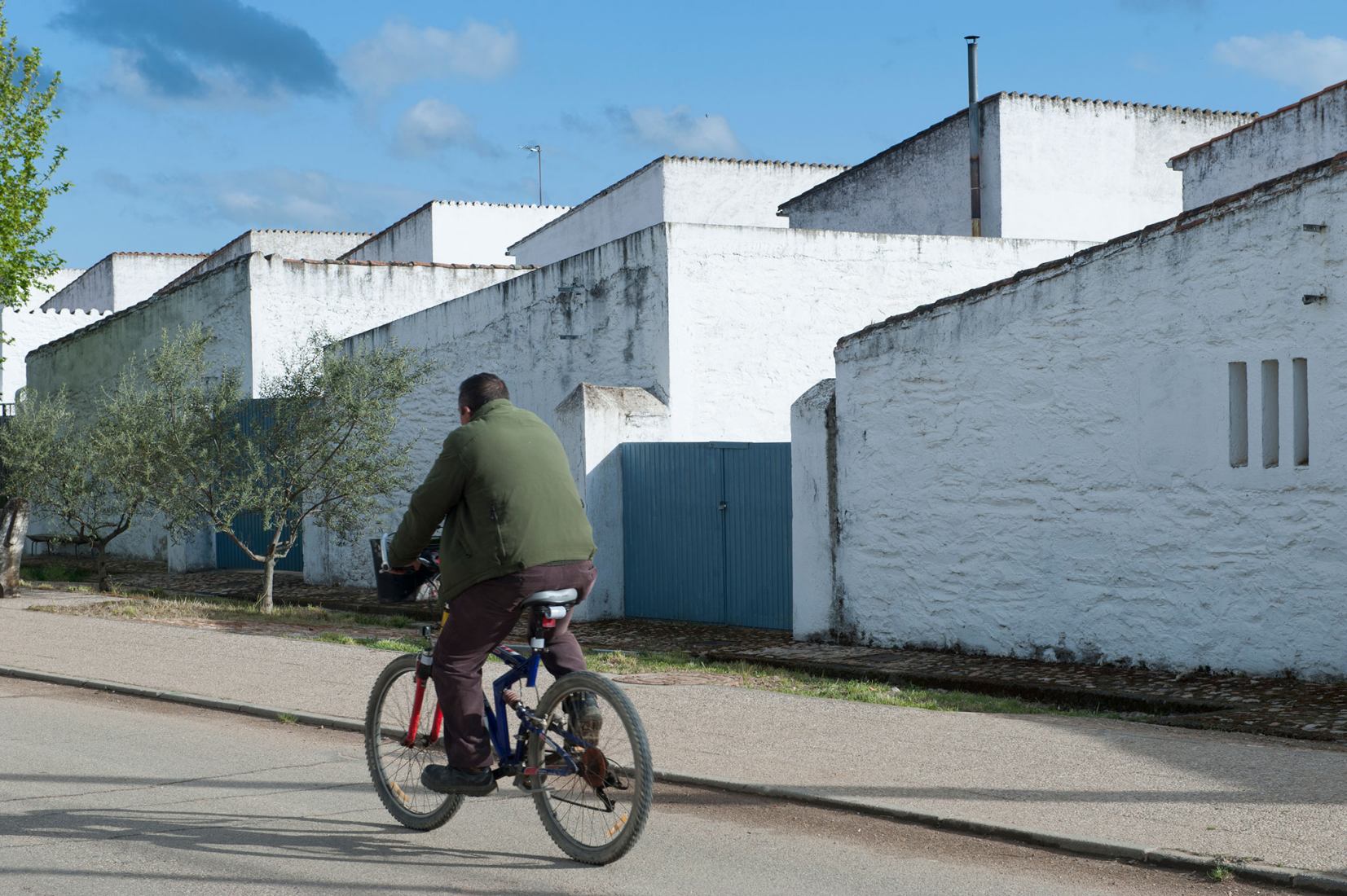 Calle para entrada de carros en Vegaviana, (Cáceres). 2016. Arquitecto: José Luis Fernández del Amo. Fotografía por por Ana Amado y Andrés Patiño.