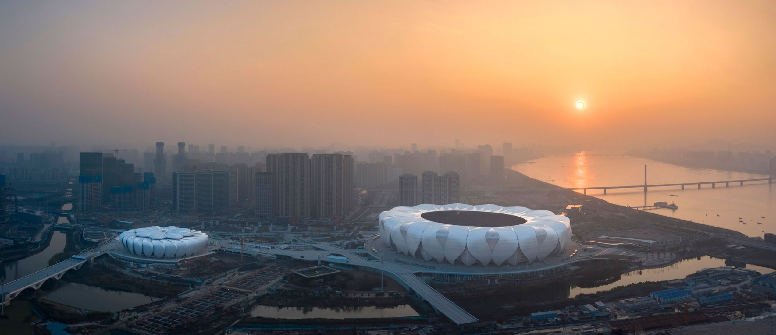Complejo Deportivo Olímpico de Hangzhou por NBBJ. Fotografía por Shao Feng