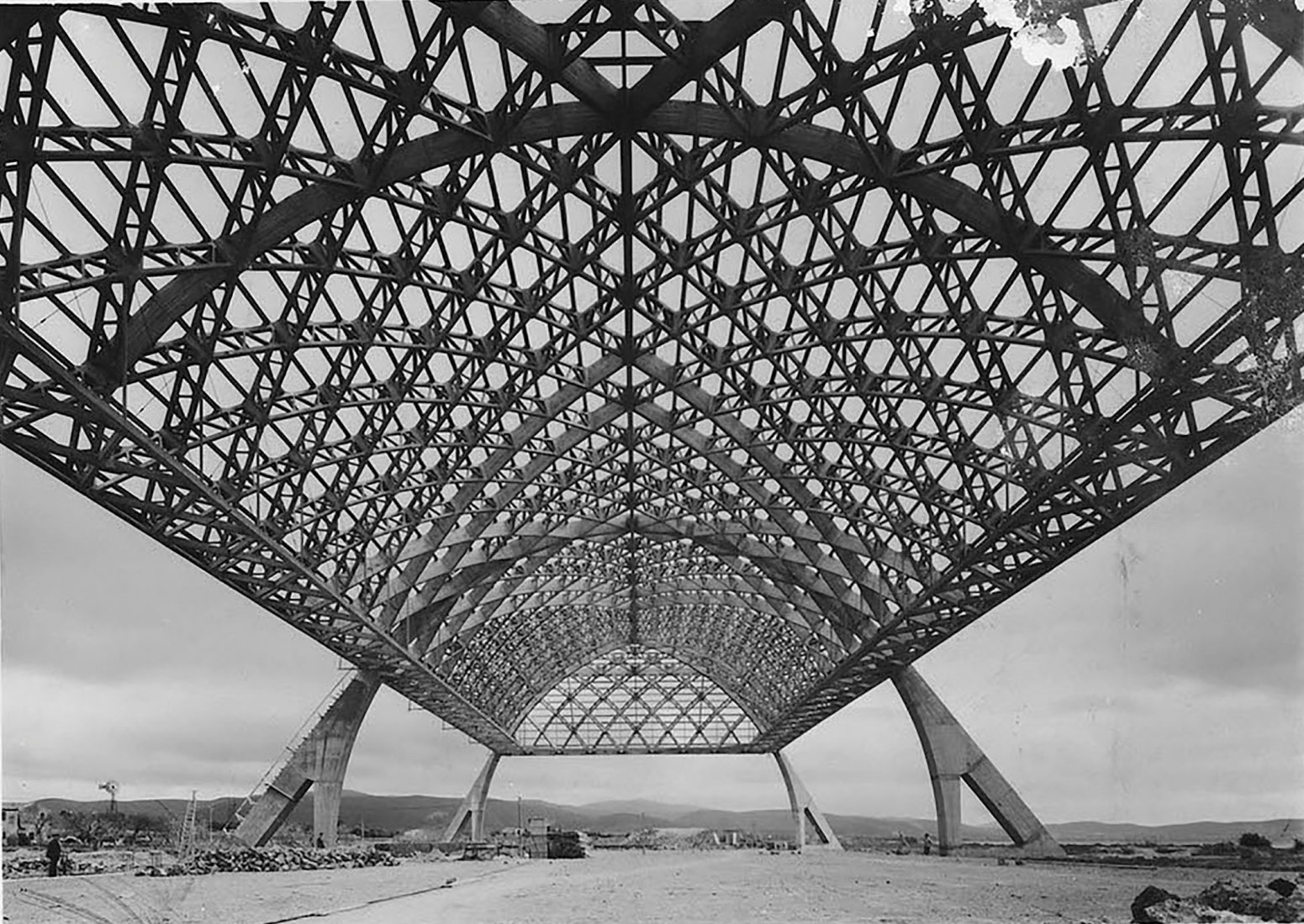 Pier Luigi Nervi, Estadio Municipal, Florencia, La estructura de uno de los Hangares de Orbetello en construcción. Fotografía del fotógrafo desconocido, hacia 1939, cortesía del proyecto Pier Luigi Nervi, Bruselas 