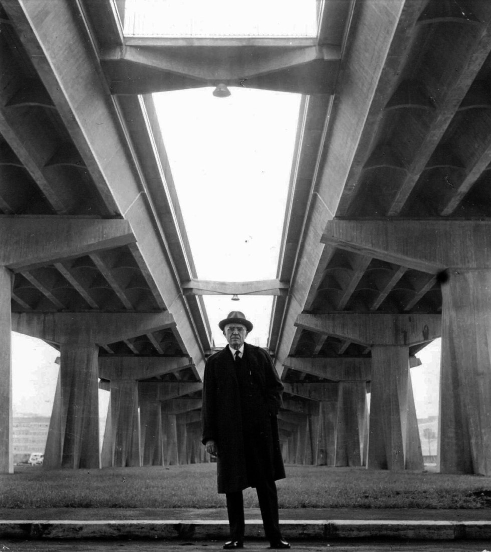 Pier Luigi Nervi bajo el viaducto de Corso Francia en Roma Ca. 1960. Fotografía de Oscar Savio, cortesía del Proyecto Pier Luigi Nervi, Bruselas. 