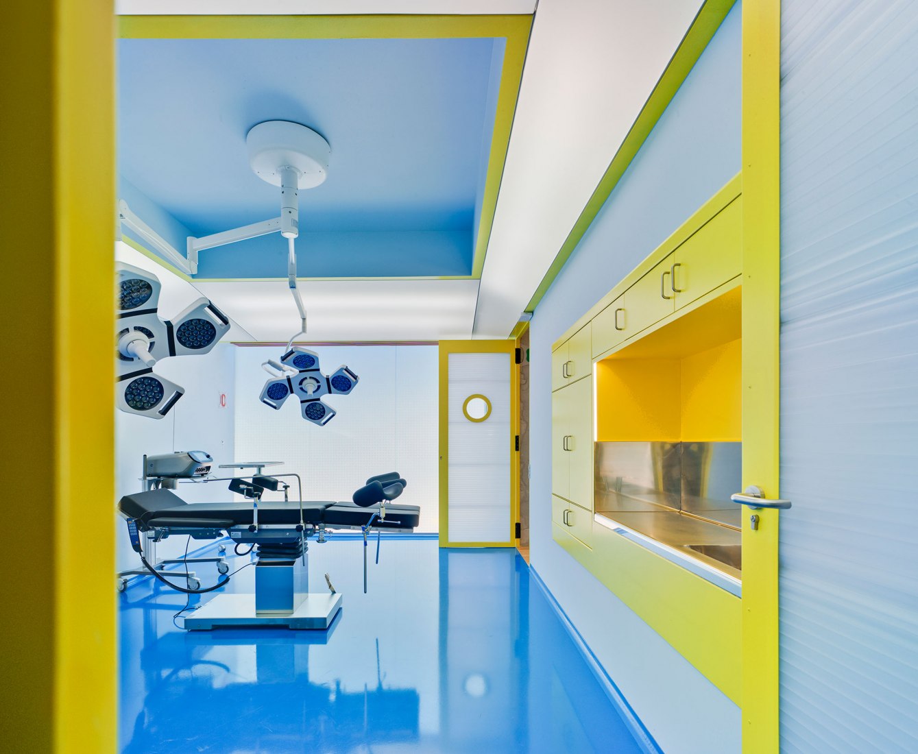 Clinical space Nexus8 by Magicarch. Photograph by Jonatan Berna, David Frutos