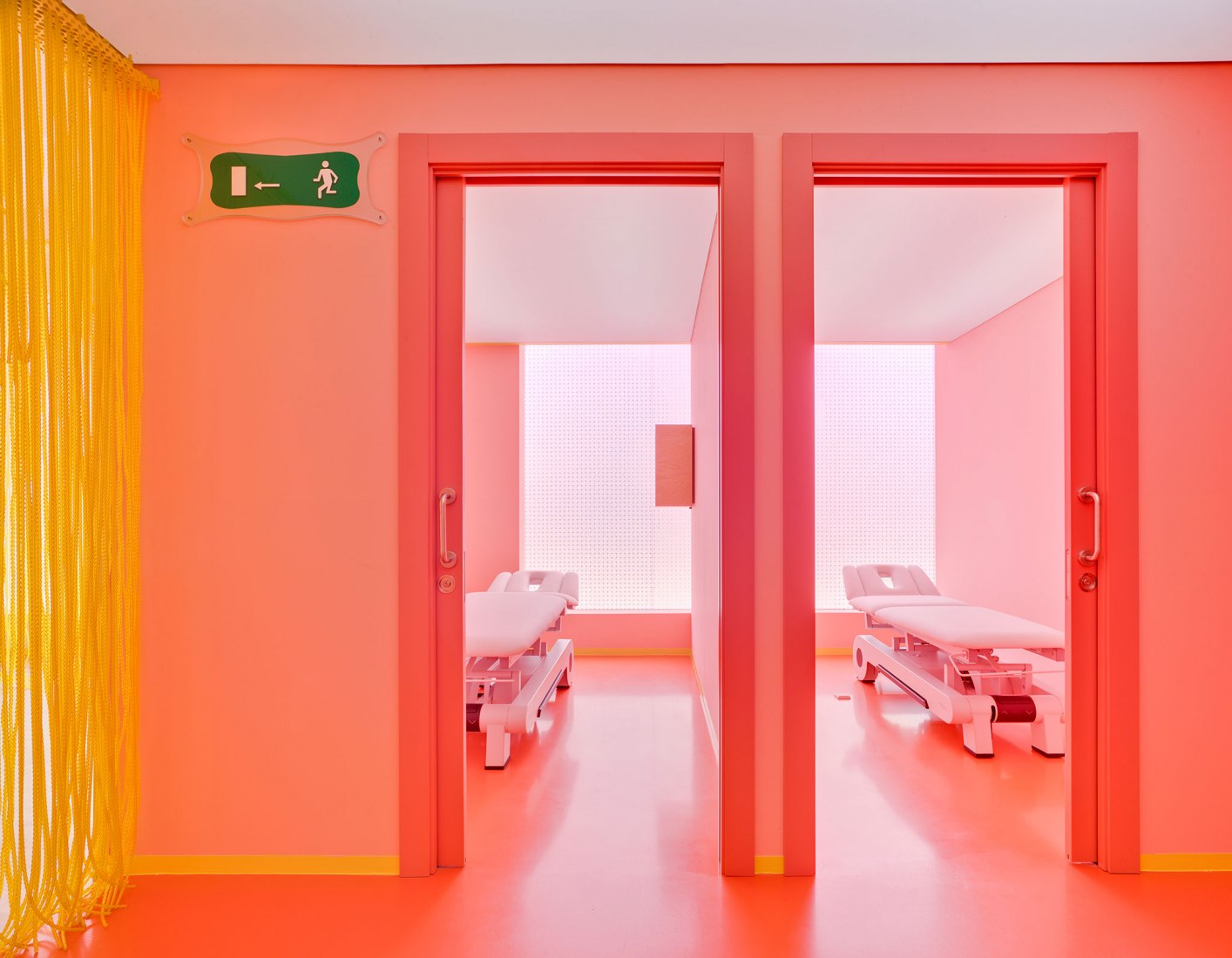 Clinical space Nexus8 by Magicarch. Photograph by Jonatan Berna, David Frutos