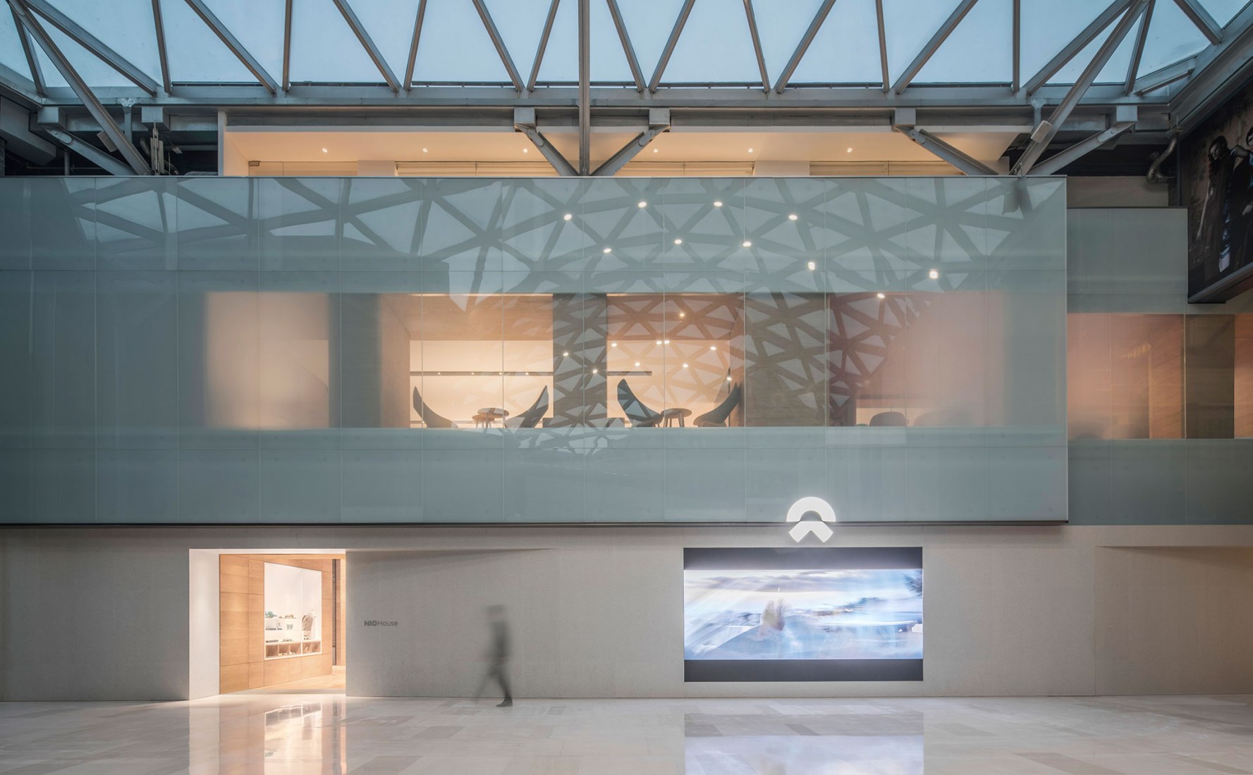  Nuevo expositor de NIO por Schmidt Hammer Lassen Architects. Fotografía por SchRAN