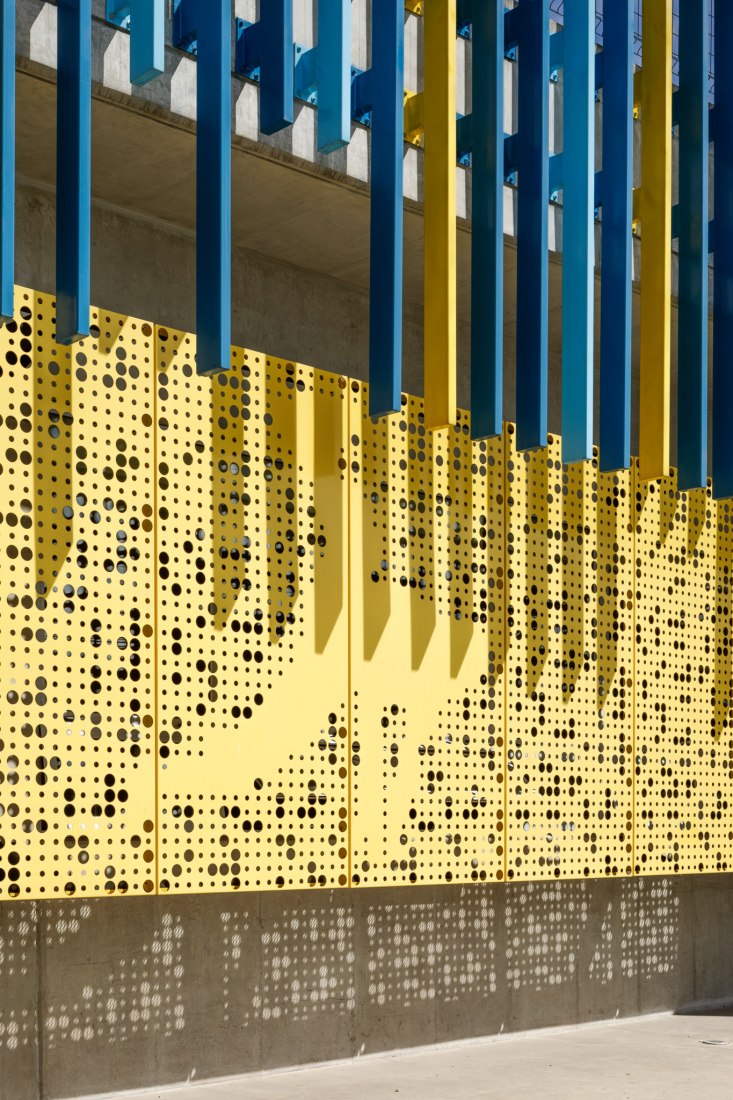 Exterior view. Civic Center for Peace by Norte Sur Arquitectos. Photograph by Fernando Alda