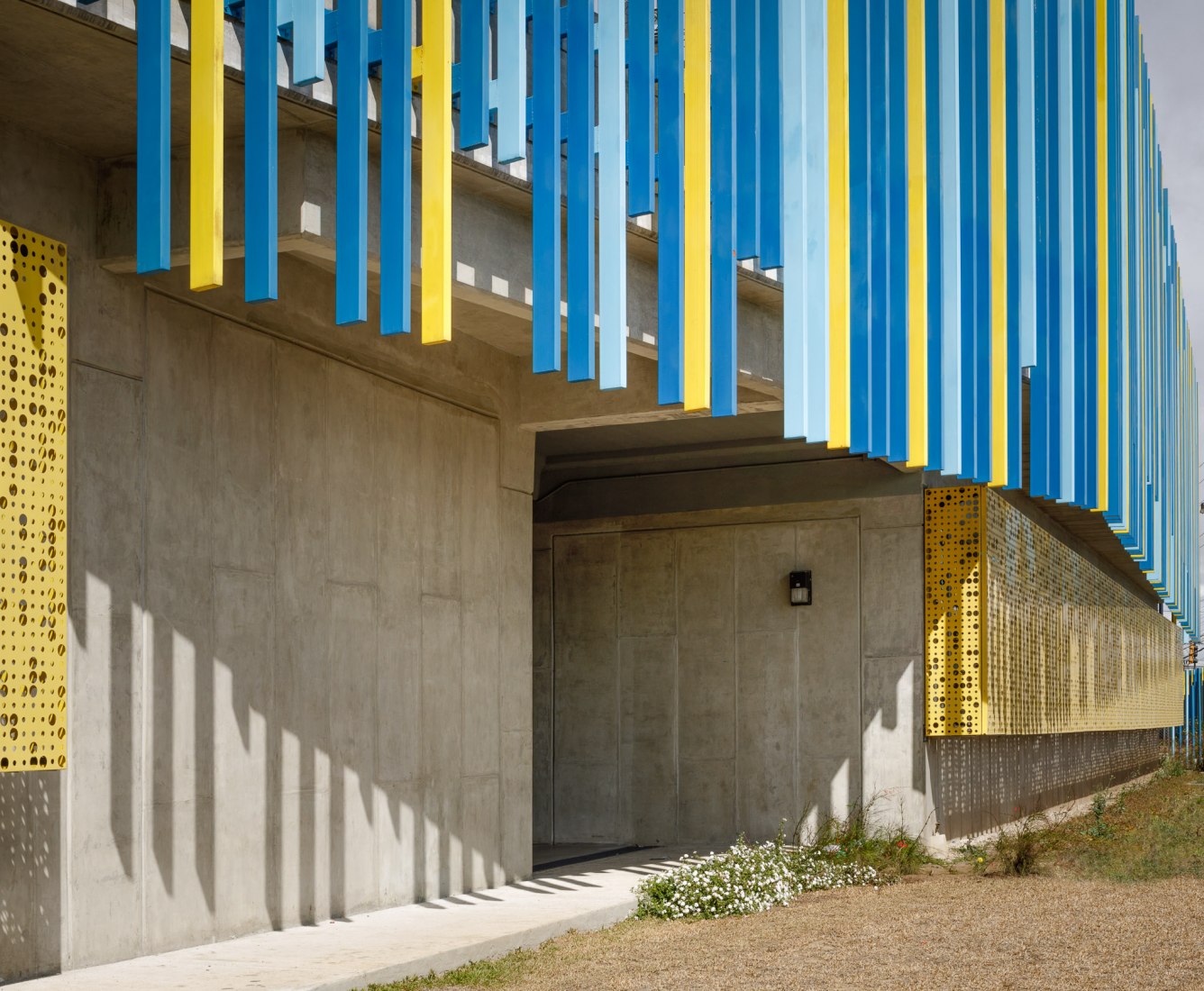 Exterior view. Civic Center for Peace by Norte Sur Arquitectos. Photograph by Fernando Alda