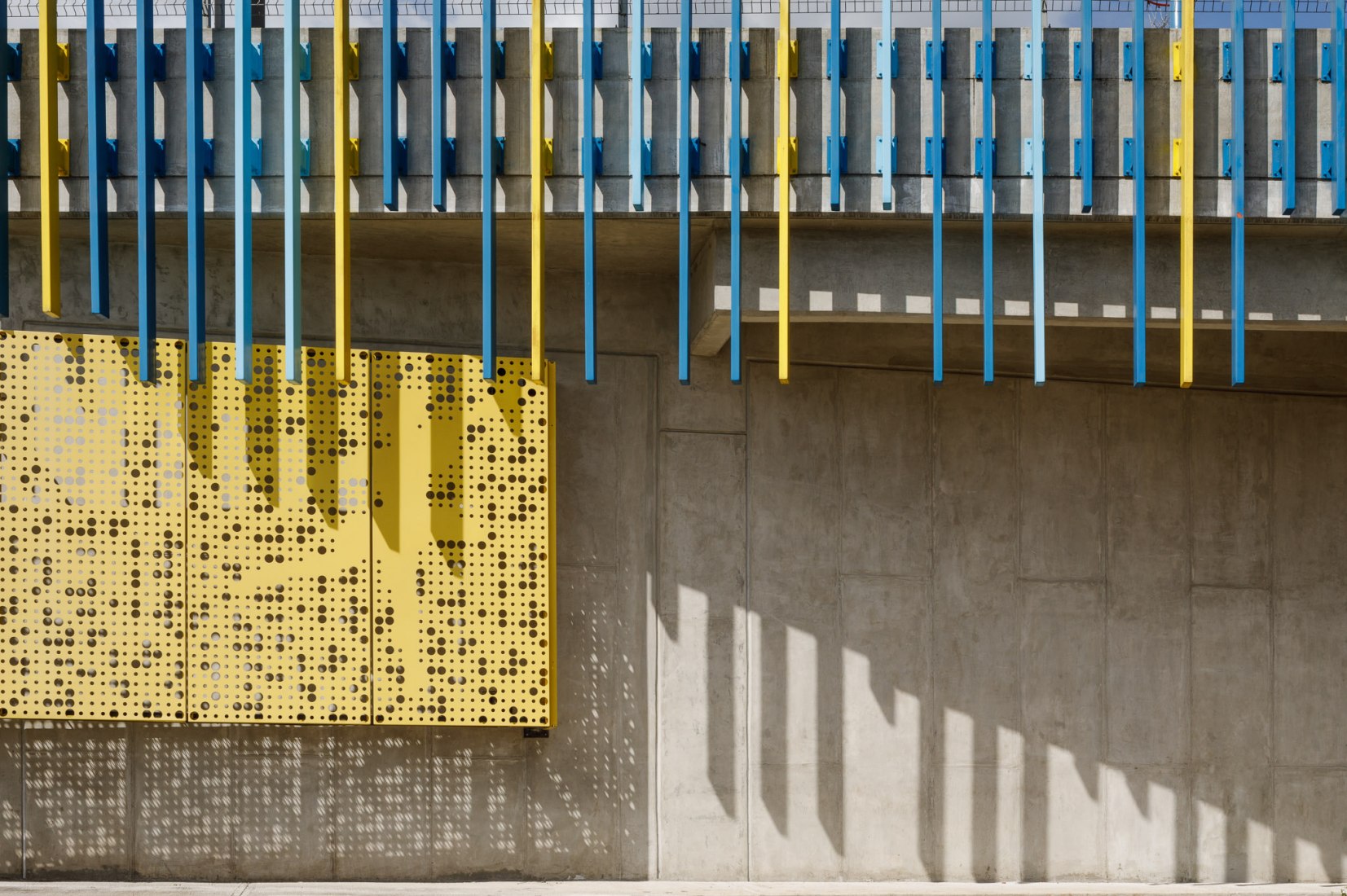 Exterior view. Civic Center for Peace by Norte Sur Arquitectos. Photograph by Fernando Alda