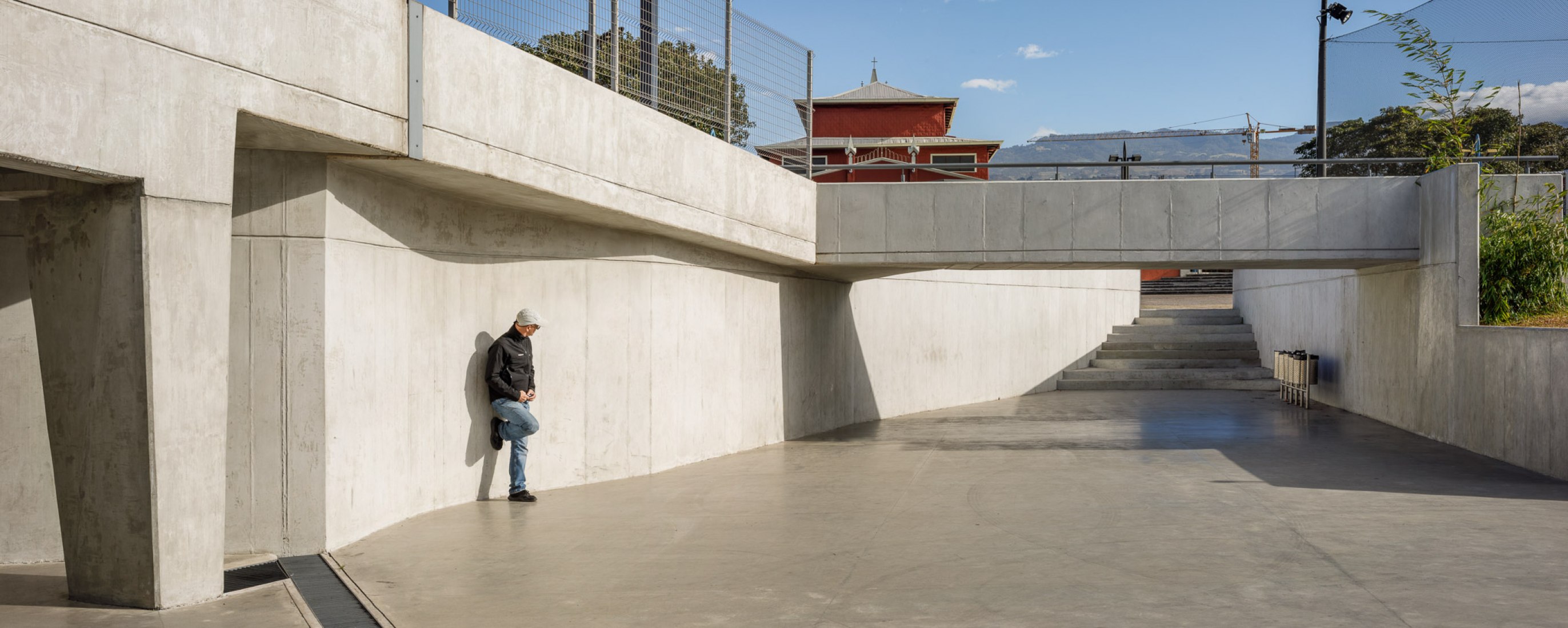 Exterior view. Civic Center for Peace by Norte Sur Arquitectos. Photograph by Fernando Alda