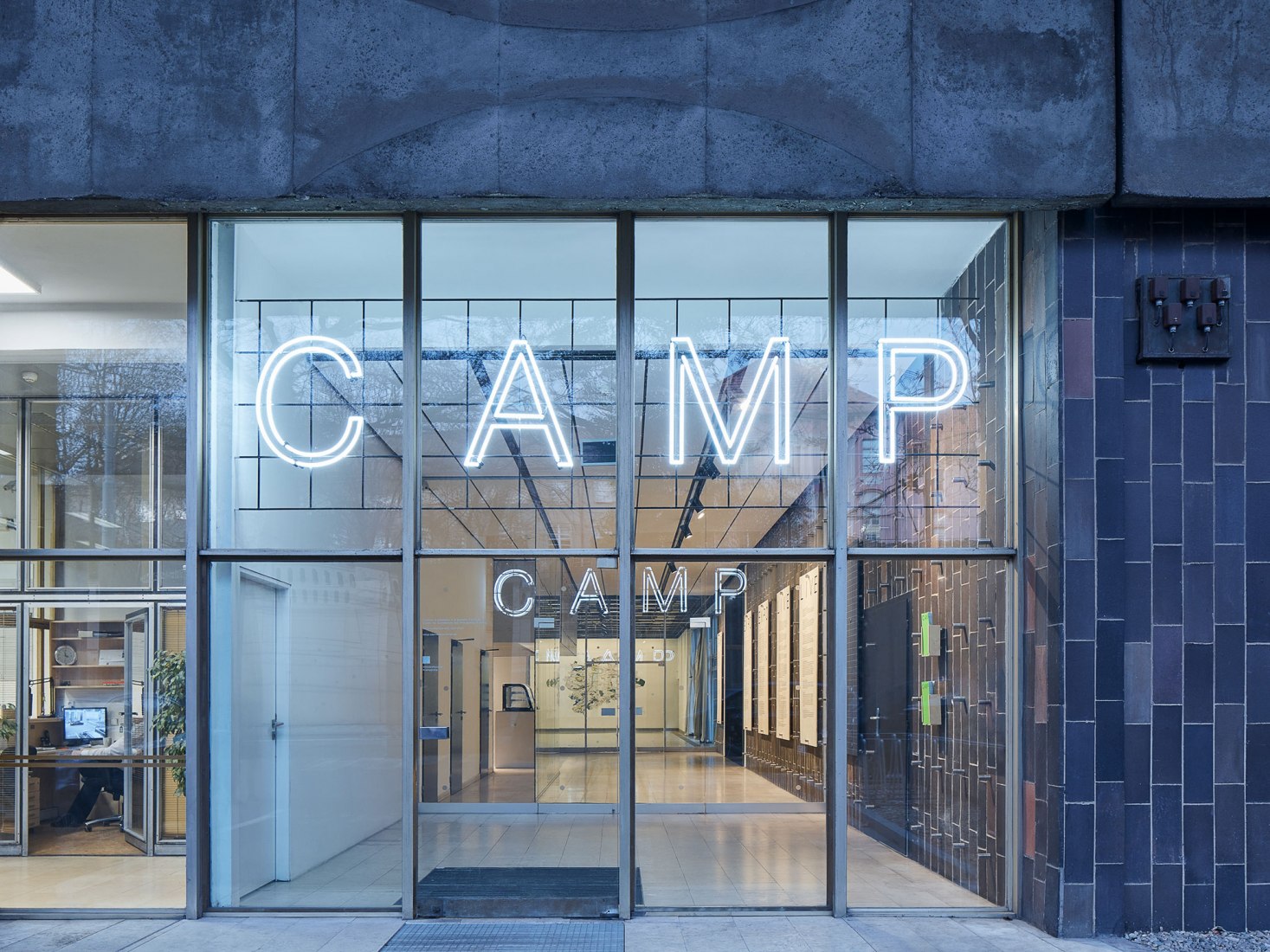 CAMP – Centro de Arquitectura y Planeamiento Metropolitano por NOT BAD. Fotografía por BoysPlayNice