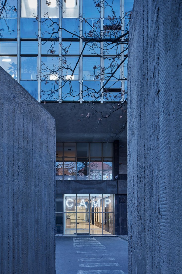 CAMP – Centro de Arquitectura y Planeamiento Metropolitano por NOT BAD. Fotografía por BoysPlayNice
